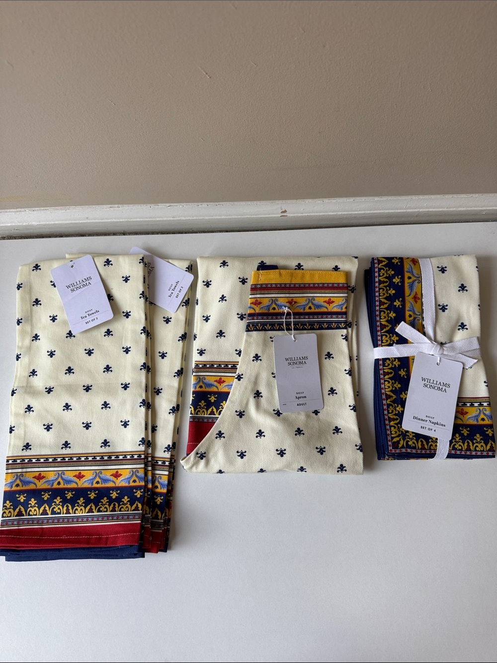 NEW Williams Sonoma Cream and Navy Fleur Kitchen Cotton Set w/Multicolor Border